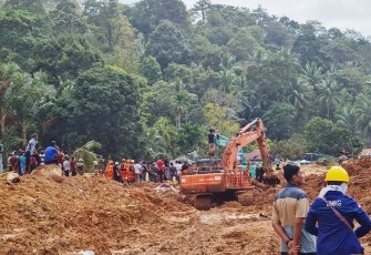 Penanganan darurat bencana longsor yang terjadi di di Kecamatan Serasan, Kabupaten Natuna, Provinsi Kepulauan Riau pada Senin (6/3/2023) siang lalu. 
