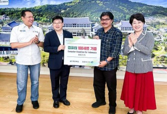 Bamsoet saat menyaksikan penandatangan kerjasama dan penyerahan simbolik 100 unit komputer dari DGB Bank kepada UNPERBA, dalam rangkaian pertemuan dengan Vice Governor of Economic Affairs Province Gyeongsangbuk-do, Korea Selatan Mrs. Dal Hee Lee, di kantor pemerintah provinsi Gyeongsangbuk-do, Korea Selatan, Selasa, (19/9/23).