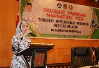 Ketua PGRI Kabupaten Gorontalo Prof. Fory Naway, saat memberikan materi pada kegiatan evaluasi program mandatori PGRI terhadap Implementasi Kebijakan Merdeka Belajar, Minggu (19/11/2023) di swissbel Hotel Manado. 