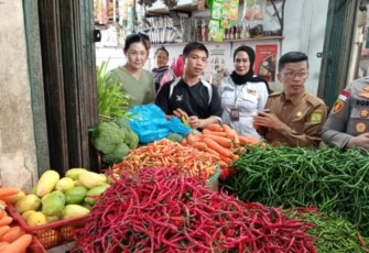 Pejabat Walikota Tanjungpinang Hasan S.Sos Saat tinjau harga sembako di lokasi pasar Bintan center