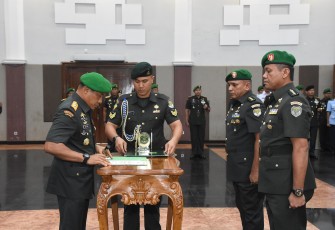Pangdam Jaya Mayor Jenderal TNI Mohamad Hasan Pimpin  upacara serah terima jabatan Kaajendam Jaya dari Kolonel Caj Charles Simamora, S.Sos., M.Eng. M.M., kepada Kolonel Caj Muhamad Yusuf Nasution, S.Sos., bertempat di Aula Sudirman Makodam Jaya, Cililitan, Jakarta Timur