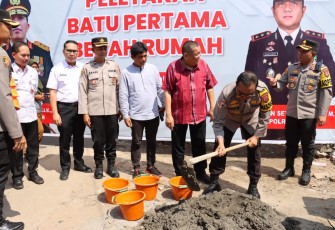 Polda Banten yang diwakili Irwasda Polda Banten Kombes Pol Eko Kristianto menghadiri peletakan batu pertama pembangunan Rumah Tidak Layak Huni (Rutilahu) yang dilakasanakan di Kampung Ciawet, Desa Majasari, Kecamatan Jawilan, pada Rabu (13/12)