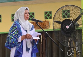 Ketua Badan Kontak Majelis Taklim (BKMT) Provinsi Kepri Hj. Dewi Kumalasari 