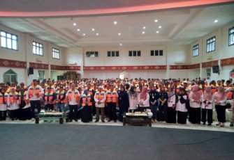 Walikota Rahma Salurkan 700 Life Jacket dan 3 Sampan Kepada Nelayan Tanjungpinang