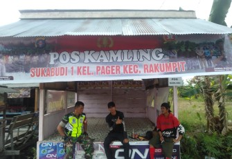 Babinsa saat Jalin Komunikasi Sosial Dalam Mempererat Kemitraan Antara TNI dengan Rakyat 