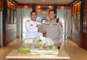 Puspenerbal saat Terima Tumpeng Kejutan dari Polres Sidoarjo Dihari Jadi ke-78 TNl