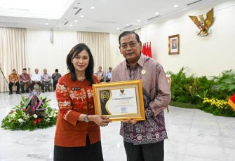 Penghargaan diserahkan oleh Ketua KIP Donny Yoesgiantoro kepada Menteri Desa Pembangunan Daerah Tertinggal dan Transmigrasi (Mendes PDTT) Abdul Halim Iskandar yang diwakili oleh Kepala Biro Hubungan Masyarakat (Humas) Erlin Chaerlinatun.