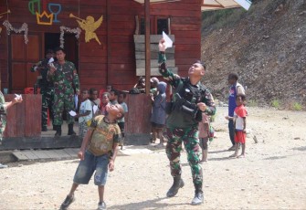 Satgas 330 memanfaatkan peribahasa ini sebagai entry point untuk memotivasi anak-anak di Kampung Bazemba, Kab. Intan Jaya, Papua Tengah untuk meraih cita-cita, pada Sabtu (09/12/2023)
