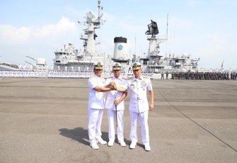 Komandan Pusat Penerbangan TNl AL (Danpuspenerbal) Laksda TNl Sisyani Jaffar berserta istri menghadiri Upacara Sertijab Pangkoarmada II dari Laksda TNI Yayan Sofiyan kepada Laksda TNI Denih Hendrata yang digelar di Dermaga Madura Koarmada II, Ujung, Surabaya, Senin (18/12/2023)