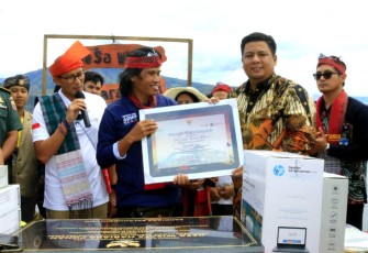 Bupati Samosir Dampingi Menparekraf ke Desa Wisata Hariara Pohan 