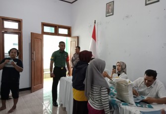 Babinsa Koramil Sawahan Kawal Penyaluran Bantuan Pangan Cadangan Beras Pemerintah