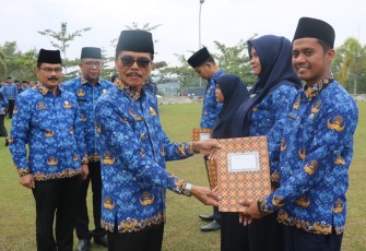 Bupati Limapuluh Kota menyerahkan petikan SK kepada Pegawai Negeri Sipil (PNS) Formasi 2019.