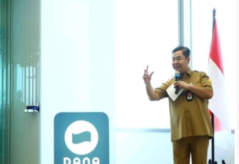 Dirjen Dukcapil Teguh Setyabudi di kantor DANA Capital Place Lt. 18, Jl. Gatot Subroto, Jakarta Selatan, Senin (6/11/2023). (Foto: Dukcapil/Lukman) 