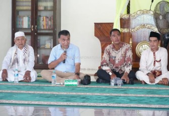 Bupati Natuna, Wan Siswandi sambangi Desa Batu Berian Kecamatan Serasan Kabupaten Natuna, dalam rangka silaturahmi bersama masyarakat dan sekaligus memberikan bantuan secara langsung kepada Mesjid Jami Al Ashor, Sabtu (9/12/2023)