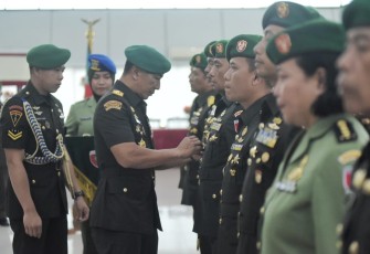 Pangdam XIV/Hasanuddin Mayjen TNI Dr. Totok Imam Santoso, S.I.P., S.Sos., M.Tr. (Han)., memimpin Serah Terima Jabatan (Sertijab) sejumlah Pejabat Utama (PJU) Kodam, bertempat di Balai Pertemuan Hasanuddin (BPH) Makodam, Kota Makassar, Senin (18/12/2023)