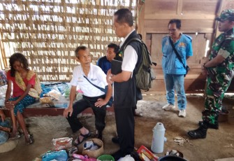 Babinsa Koramil 0801/05 Bandar Dampingi Dinsos Pacitan Kunjungi Pasien ODGJ