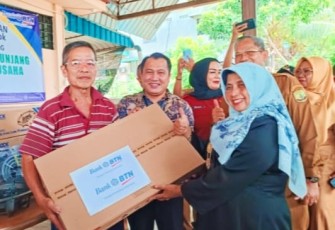Wali Kota Rahma saat Serahkan Bantuan Peralatan Usaha untuk 46 Pedagang Akau Potong Lembu 