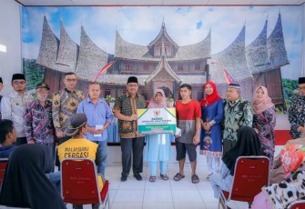 Bupati Pasaman H.Benny Utama Serahkan Bantuan Korban Terdampak Angin Puting Beliung