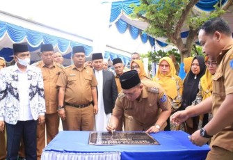 Bupati Labuhanbatu dr.H.Erik Adtrada Ritonga MKM, didampingi Wakil Bupati Labuhanbatu Hj.Elyya Rosa Siregar S.Pd.MM, Kepala Dinas Pendidikan Asrol Azis Lubis dan Camat Rantau Selatan H.Azhar Rambe SE saat meresmikan Mushallah Amaliah SDN 09 jalan HM. Said Sigambal Kecamatan Rantau Selatan, Senin 13/3/2023.