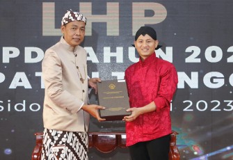 Bupati Trenggalek Mochamad Nur Arifin, saat menerima Laporan Hasil Pemeriksaan (LHP) LKPD Kabupaten Trenggalek tahun anggaran 2022, dari Kepala Perwakilan BPK RI Jawa Timur Karyadi, CFrA, CSFA, di kantor BPK Perwakilan Jatim, Sidoarjo, Kamis (25/5/2023)