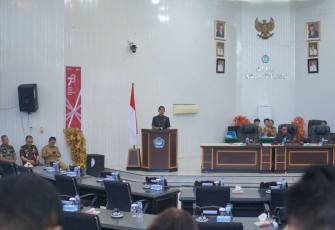 Hengky Honandar berada diatas mimbar saat menyampaikan sambutan