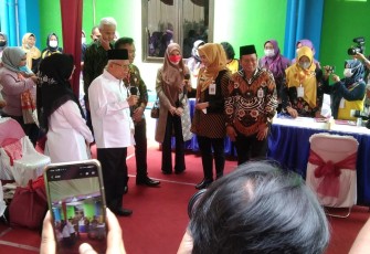 Wapres RI KH Ma'ruf Amin didampingi Gubernur Jateng Ganjar Pranowo saat berbincang soal penurunan stunting dengan Bupati Demak dr Hj Eisti'anah dan Kepala Puskesmas Mranggen 3 dr Haerudin.