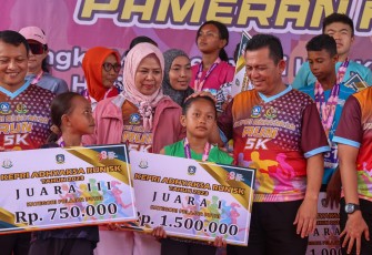 Gubernur H Ansar Ahmad dan istri saat berikan hadiah secara simbolis kepada para juara.