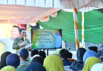 Gubernur Kepri H. Ansar Ahmad saat menghadiri syukuran bersama masyarakat,  atas selesainya proyek peningkatan jalan menuju sekolah di wilayah Tiban Indah Kecamatan Sekupang Kota Batam, Ahad (6/8). 