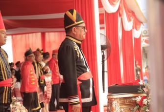 Wali Kota Bitung Maurits Mantiri saat menjadi instruktur upacara pengibaran bendera merah putih peringatan HUT RI Ke-78