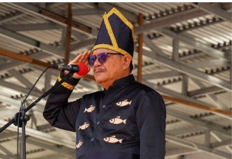 Walikota Bitung saat memberikan penghormatan panaikan bendahara pada upacara peringatan hari lahir Pancasila tahun 2023