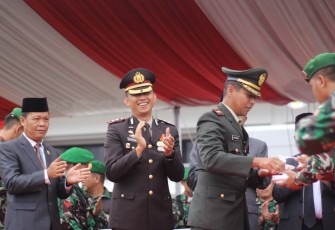 Dandim 0422 Lambar saat Bawa Tumpeng dan Kue Ultah pada Upacara HUT Bhayangkara Polres Pesibar