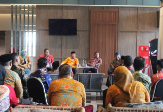 Sekretaris Daerah Provinsi Bengkulu Hamka Sabri Saat Menjadi Narasumber Kegiatan Forum Komunikasi Sosial Bidang Politik Dalam Negeri bersama Direktorat Jenderal Politik dan Pemerintahan Umum Kemendagri RI