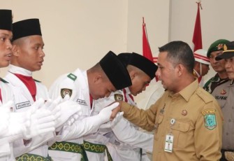 Bupati Paluta, Andar Amin Harahap, SSTP bersama Kapolsek Padang Bolak, AKP Zulfikar, SH, pada Pengukuhan Paskibraka