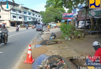 Kegiatan Padat Karya Bersihkan Ribuan Kubik Sampah dari Saluran Drainase