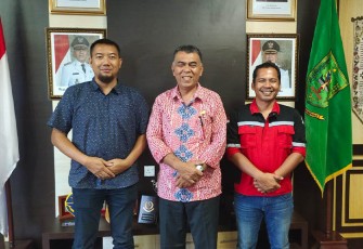 Bupati Natuna saat Koordinasi bersama Manager UP3 PLN Tanjung Pinang Untuk Memastikan Mesin 2,3 Mega Watt Datang Ke Natuna 