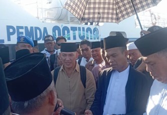Bupati Natuna saat Datang Bersama Ustad Kondang Abdul Somat Dalam Rangka Tablig Akbar di Kecamatan Midai 