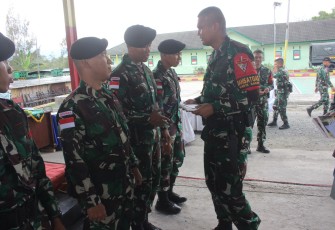 Dansatgas Yonkav 6/Naga Karimata Mayor Kav Ronald Tampubolon, S.H. laksanakan Jam Komandan di Mako Satgas Yonkav 6/Naga Karimata kepada Perwakilan Pos yang hadir di Mako Satgas RI RDTL Sektor Barat dalam berikan Moril tambahan Kepada para pemenang lomba Sasando Run di Desa Eban, Kec. Miomaffo Barat, Kec. NTT, Kab TTU, (9/12/2023)