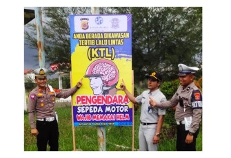 Satlantas Polres Aceh Timur Pasang Spanduk 