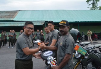 Dandim 1710/Mimika Serahkan 70 Unit Sepeda Motor Bantuan Kemenhan RI Untuk Personel  