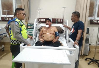 Kanit Intelkam Polsek Darul Aman Jenguk Panglima Kombatan GAM Sagoe Meh Ijoe yang di Rawat di RSUD Zubir Mahmud Paska Laka Lantas 