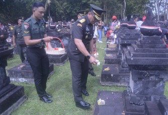Kasdam IX/Udayana Brigjen TNI Sachono, S.H., M.Si., M.Tr.(Han), menghadiri upacara peringatan Puputan Margarana ke-77 pada Senin (20/11/2023) bertempat Taman Pujaan Bangsa (TPB) Margarana, Desa Marga Dauh Puri, Kecamatan Marga, Tabanan