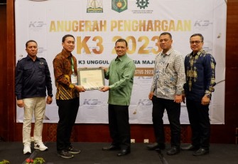 Kepala Dinas Tenaga Kerja dan Mobilitas Penduduk Aceh, Akmil Husen SE MSi, menyerahkan penghargaan kepada General Manager Medco E&P Malaka Iwan Sutrisno di acara Penganugerahan Penghargaan K3 Provinsi Aceh di Banda Aceh, Kamis (24/8).
