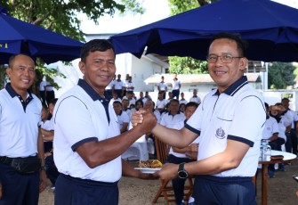 Komandan Lantamal (Danlantamal VI) Laksamana Pertama TNI Ivan Gatot Prijanto, S.E, M.Tr. Opsla., meresmikan perahu naga hasil produk Fasilitas Pemeliharaan dan Perbaikan Kapal Perang TNI AL (Fasharkan) bertempat di Pantai Jalaria Lantamal VI Makassar, Jumat (08/12/2023)