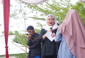  Ketua DPR RI Puan Maharani Membagikan Handphone Kepada Santri 