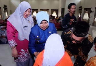 Wako Rahma saat Kembali Bagikan Seragam Gratis untuk 7.514 Siswa SD dan SMP 