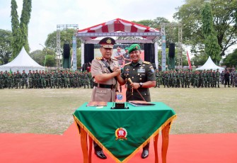 Kapolda Kalimantan Tengah Irjen Pol Drs. Djoko Poerwanto, menghadiri upacara serah terima jabatan (Sertijab) Komandan Korem (Danrem) 102 Panju Panjung, di Lapangan Makorem setempat, Jl. Imam Bonjol, Kota Palangka Raya, Jumat (22/12/2023)