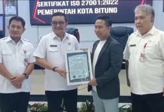 Wali Kota Bitung Maurits Mantiri menerima Sertifikat ISO 27001 versi 2022 