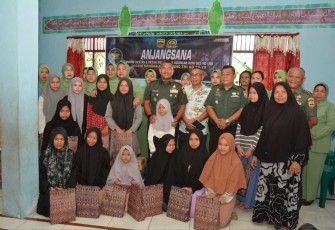 Danrem 023/KS Kolonel Inf Lukman Hakim didampingi Ketua Persit KCK Koorcabrem 023 PD I/BB Ny.Diah Lukman Hakim Laksanakan Anjangsana ke Panti Asuhan, Veteran dan Warakauri 