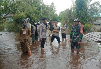 Para Babinsa Pantau Banjir di Wilayah Binaan