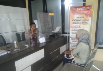 Afriani (43) warga Sungai  Aur, Kecamatan Sungai Aur, Kabupaten Pasaman Barat, Selasa (14/11/2023) mendatangi SPKT Polres Pasaman Barat.